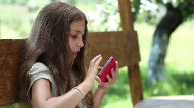 Onun smartphone oyun oynayan kız