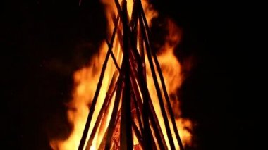 Ivan Kupala günün şenlik ateşi 