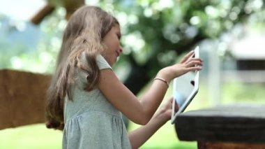 Tablet bilgisayar ile kız