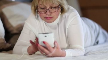 Sarışın kadın görüşmeler smartphone cep telefonu ile web kamerası ile