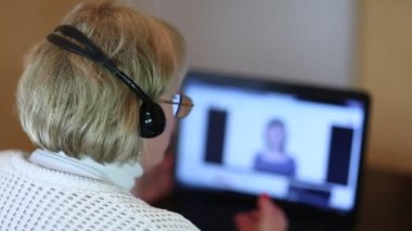 Bilgisayar görüşmeler kulaklıktan kadınla