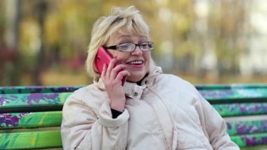 akıllı telefon kullanan kadın kıdemli