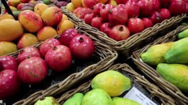  Yeşil guava, kırmızı nar