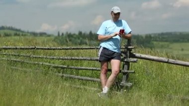 Adam alan içinde hareket eden telefon ile