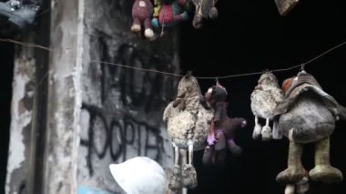 Yanmış binanın üzerinde oyuncaklar