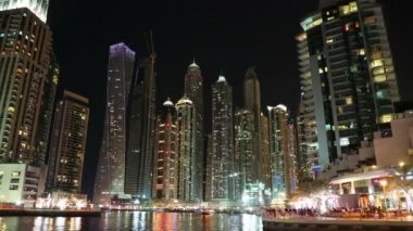 Gece Dubai Marina 'sı