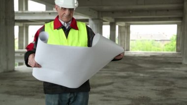 Tasarım çizimleri inşaat sahasında ile baş mimar