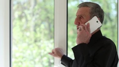 Adam görüşmeler bir smartphone yüz de ciddi bir göz ile