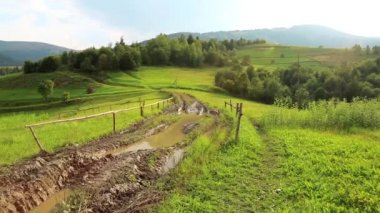Toprak yol dağlar göletlerde ile