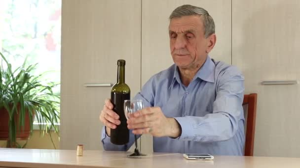 Grauhaariger Senior trinkt Wein — Stockvideo