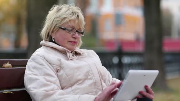 Ηλικιωμένη γυναίκα που χρησιμοποιεί tablet PC — Αρχείο Βίντεο