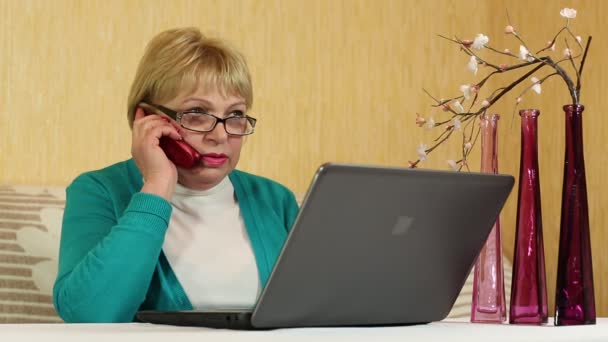 Vrouw met laptop en smartphone — Stockvideo