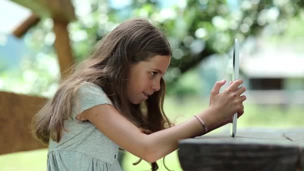 Mädchen spielt das Spiel auf Tablet-PC — Stockvideo