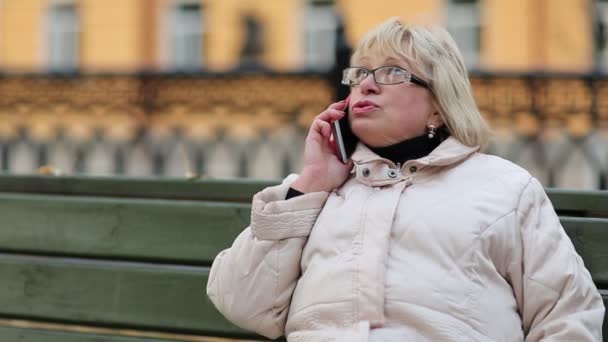 Mujer mayor usando smartphone . — Vídeos de Stock