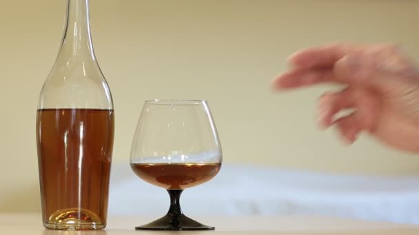 L'homme prend un verre avec du brandy — Video