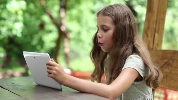 Κορίτσι παίζει το παιχνίδι στο tablet Pc — Αρχείο Βίντεο