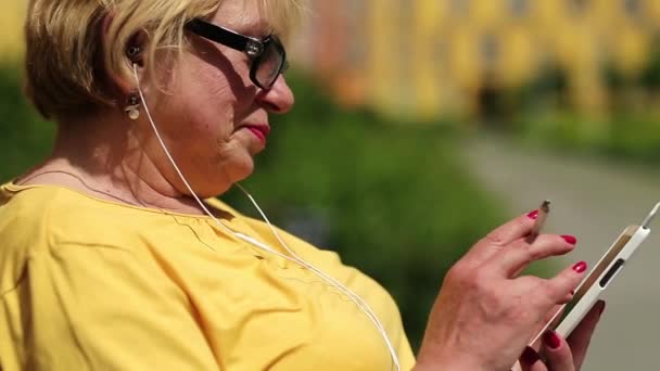 Mujer con cigarrillo utiliza smartphone . — Vídeos de Stock