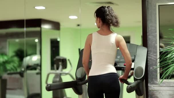 女人走在健身房的跑步机上. — 图库视频影像