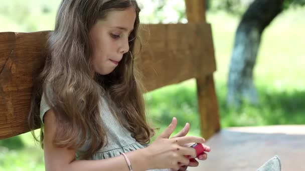 Meisje spelen van het spel op zijn smartphone — Stockvideo