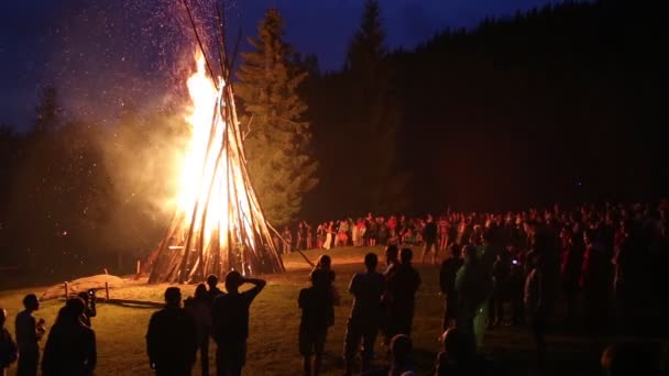 Människor nära brasan på Ivan Kupala — Stockvideo