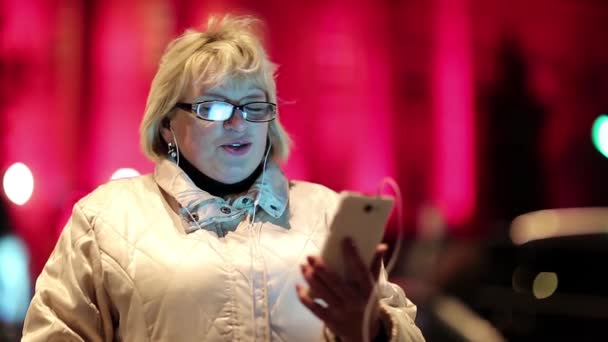 Senior vrouw communiceert via smartphone — Stockvideo