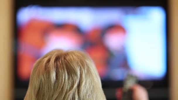 Kadın TV kanalları arasında geçiş yapma — Stok video