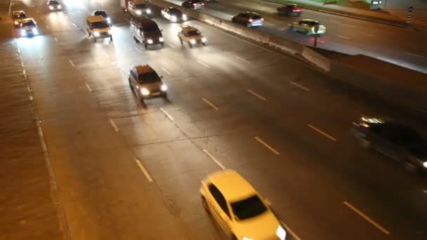 Het wegverkeer in de nacht — Stockvideo