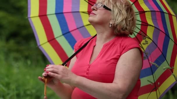 Senior vrouw met paraplu — Stockvideo
