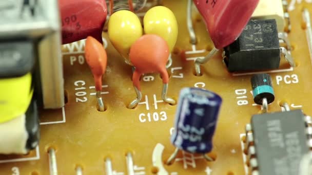 Microcircuit chip met elektronische componenten — Stockvideo