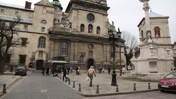 Mensen in de buurt van de kerk Bernardine — Stockvideo