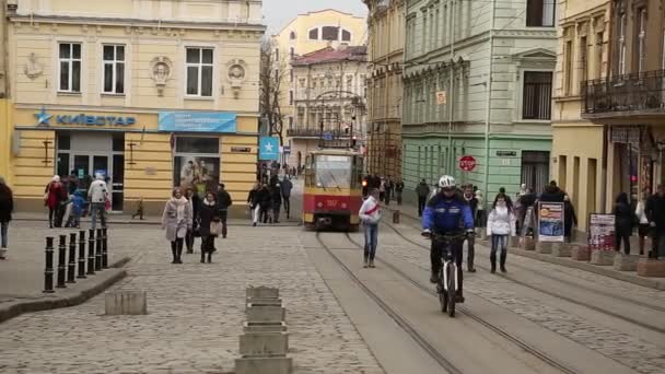 Tranvía rojo cerca de la Plaza del Mercado — Vídeos de Stock