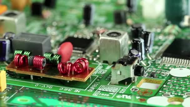 Microcircuito chip com componentes eletrônicos — Vídeo de Stock