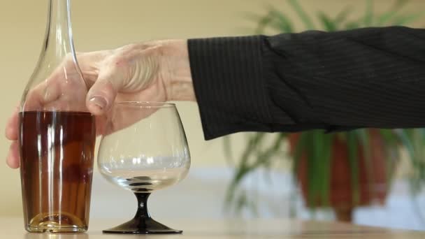 Man pours brandy in a glass — Stock Video