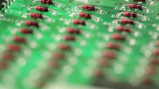 Microcircuit chip met elektronische componenten — Stockvideo