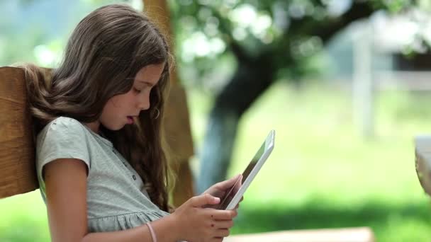 Ragazza che gioca il gioco su tablet PC — Video Stock