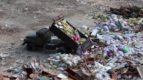 Dump truck in the city dump — Stock Video