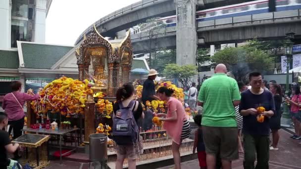 Thai emberek buddhista templom közelében — Stock videók