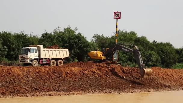 Escavatore vicino al lago Tonle Sap — Video Stock
