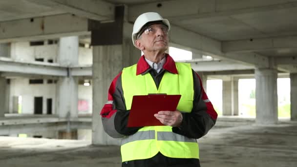 Pessoal de supervisão no estaleiro de construção — Vídeo de Stock
