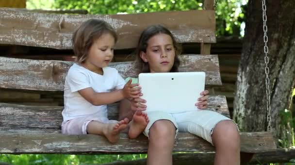 Zwei Mädchen mit Tablet-Computer — Stockvideo