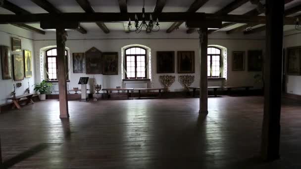 Vieilles icônes à l'intérieur du château Radomysl — Video