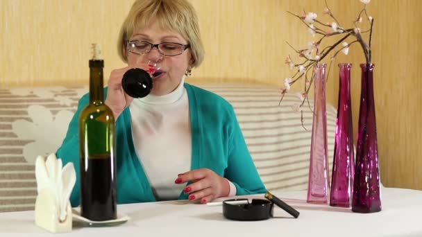 Senior vrouw met fles wijn — Stockvideo