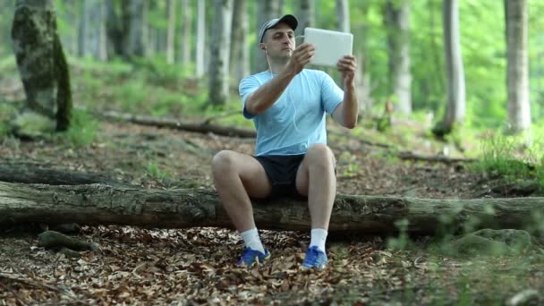 Man met tablet pc in bos — Stockvideo