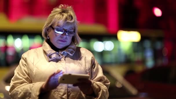 Akıllı telefon kullanan kadın kıdemli — Stok video