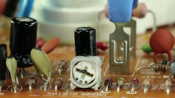 Microcircuit chip met elektronische componenten — Stockvideo