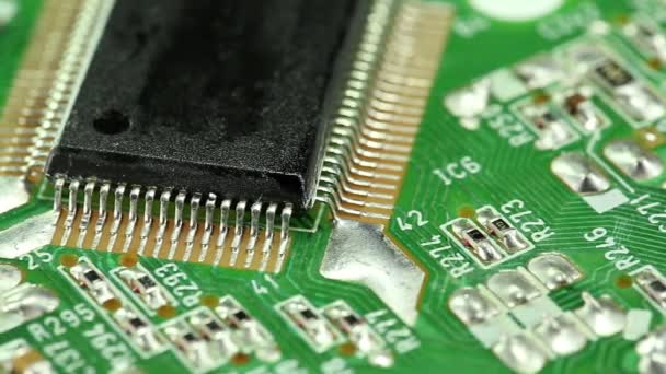 Microcircuit chip met elektronische componenten — Stockvideo