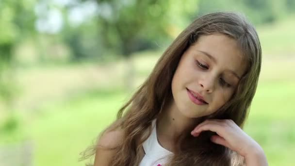 Pretty girl with long hair looking at the camera — Stock Video