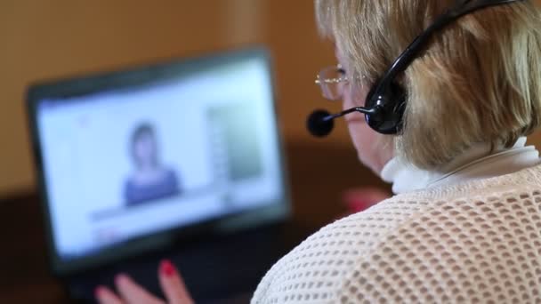 Vrouw met hoofdtelefoon met microfoon gesprekken — Stockvideo