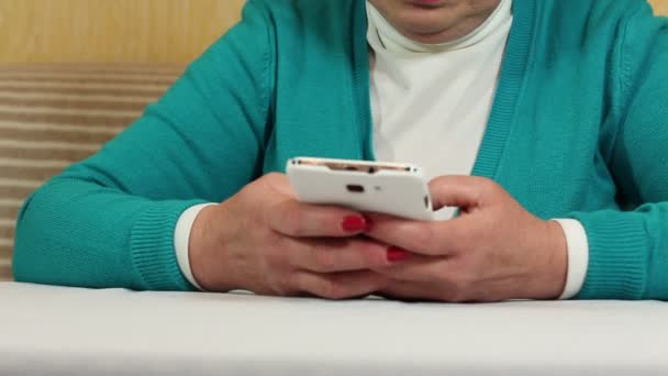 Sms van de types van de vrouw op haar mobiele telefoon — Stockvideo