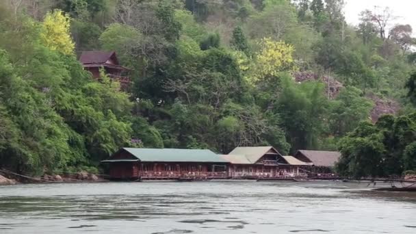 Бунгало на реке Квай — стоковое видео